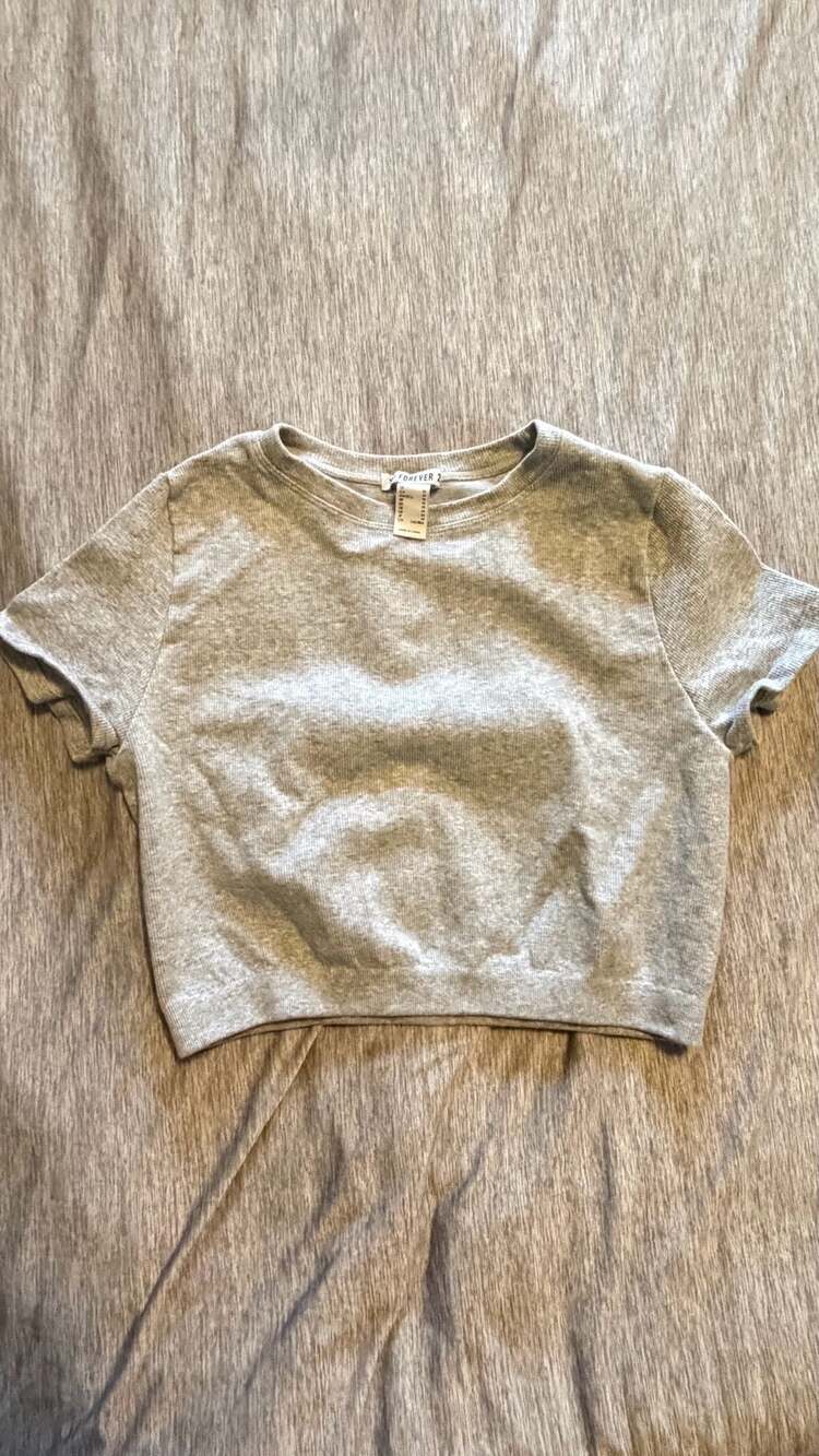 Forever 21 Gray Ribbed Knit Short Sleeve Cropped Top